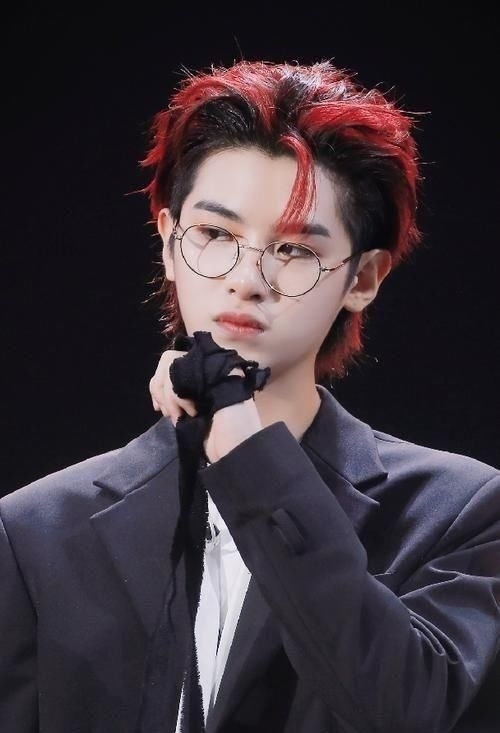 十足|黄明昊,气质出众,青春洋溢,活力十足,人见人爱的弟弟