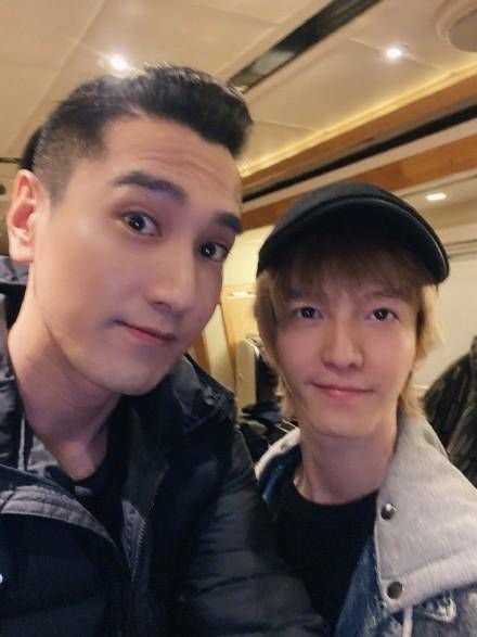  卸完|《阴阳师》杀青照曝光，邓伦搭肩郭敬明好壮，没卸完妆有杀气，赵又廷自拍帅