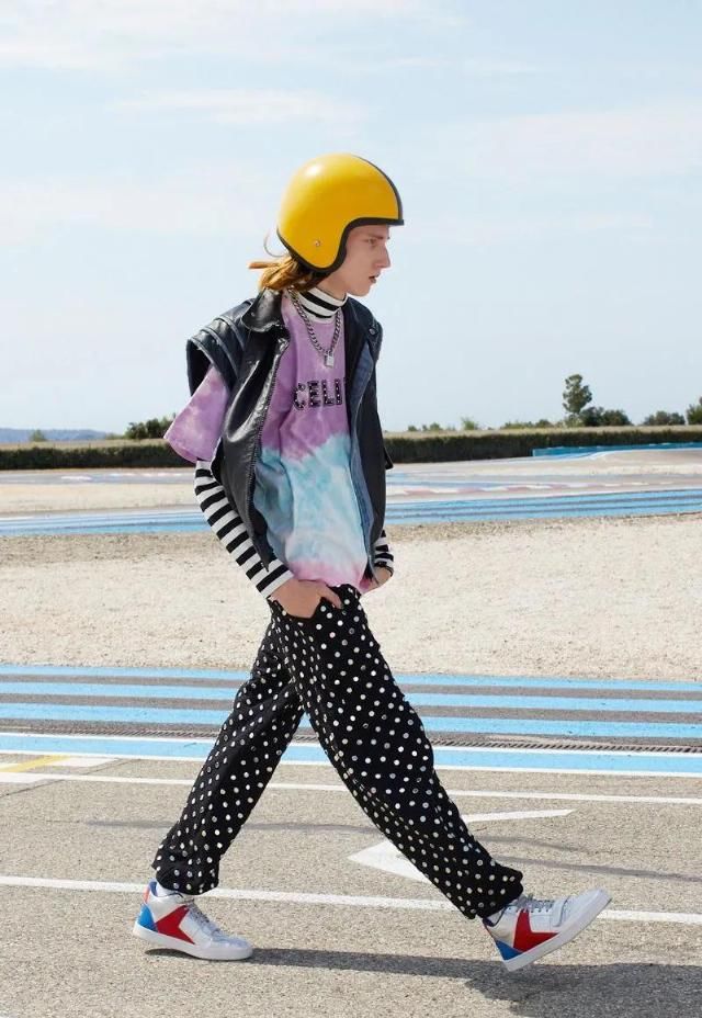 小哥|Lisa心头好牵手18岁男神小哥，人间芭比遗憾落选，粉丝哭了