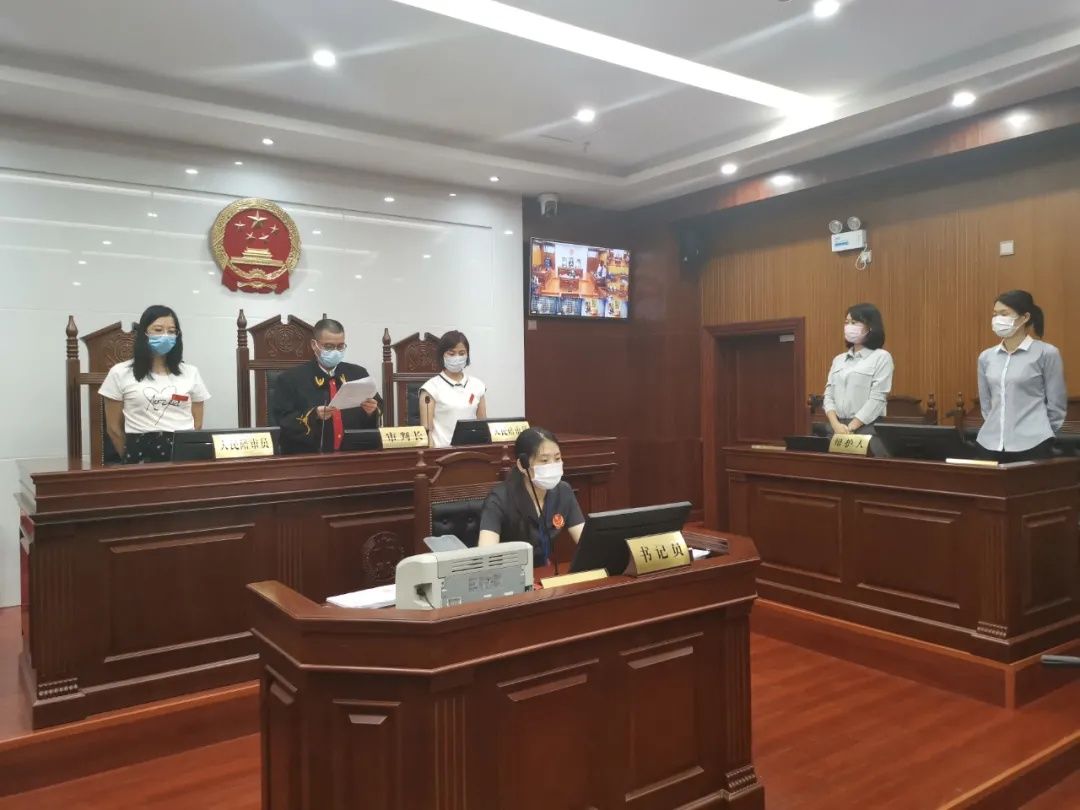 伙同|厦门惊现“保姆大盗”，伙同丈夫一起，半年盗走雇主家三十多万！