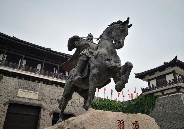  秦国国君|秦武王嬴荡因举鼎而死，古代大力士为何都喜欢举鼎这种高危运动？