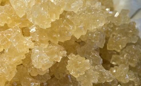  颜色不同|同样是冰糖，黄冰糖和白冰糖有什么不同？了解清楚后别再乱买了