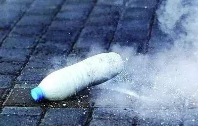  眼球|可怕！仅20分钟眼球被溶化！男孩终生失明！暑假格外要注意！