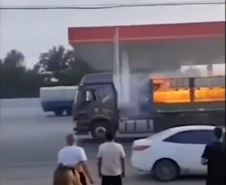  崩溃|卡车变“火车”，司机崩溃：车贷刚还清，50万损失如何扛！