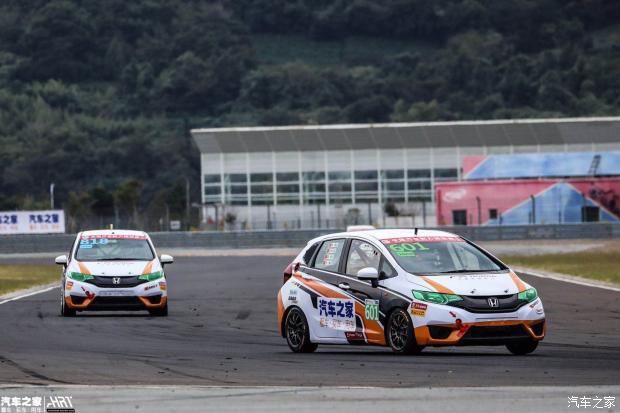 转向|601号赛车被撞，轮圈缺一块还能完赛。818号赛车突然无法转向