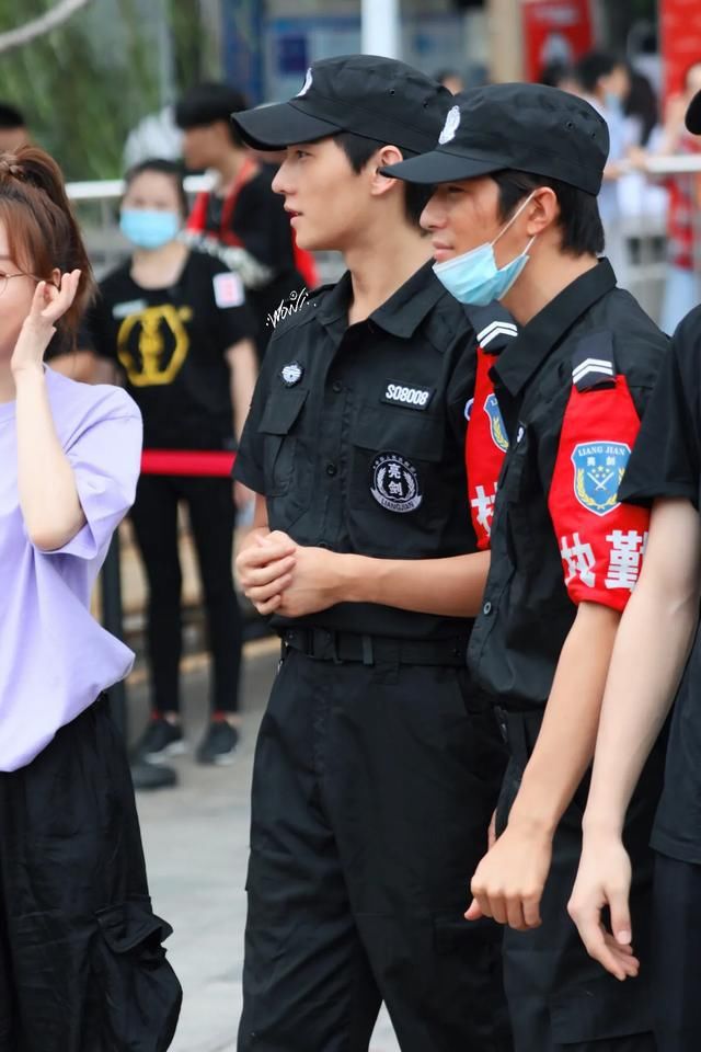  时隔|杨洋时隔五年再上真人秀，抹黑脸穿保安服太拼，帅气值有影响吗？