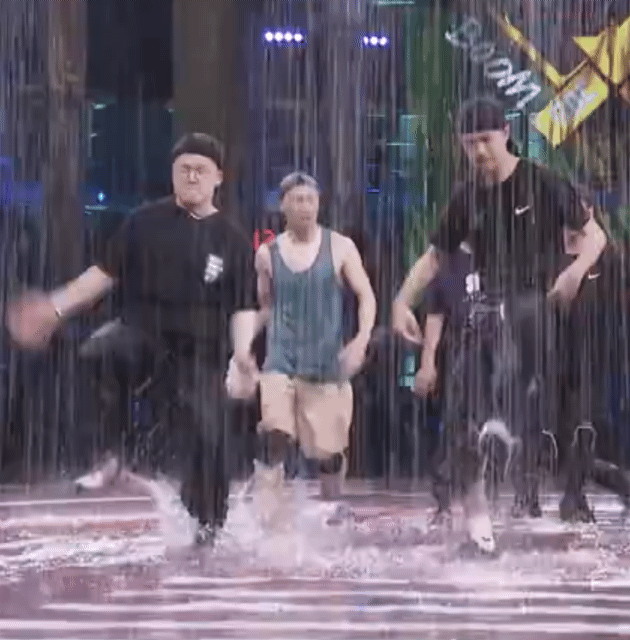  分饰|王一博一人分饰俩角《街舞》水舞台燃爆现场，《快本》呆萌游戏王