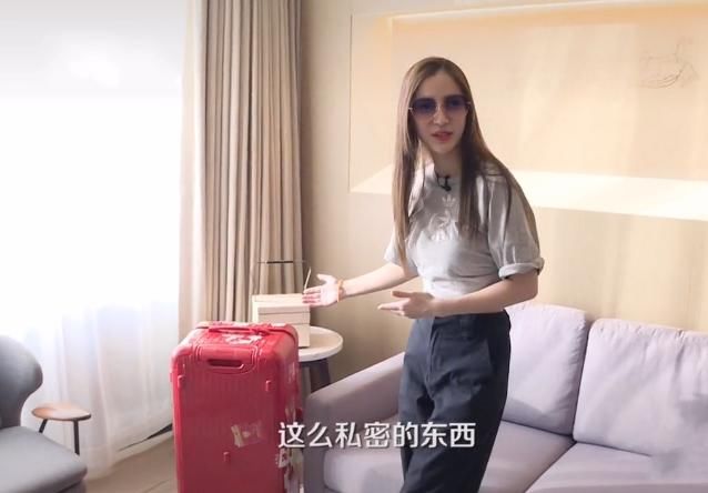  导演|baby对着镜头打开行李箱，不经意间翻出一件物品，导演瞬间变脸