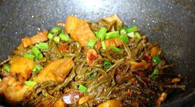  五花肉|1块五花肉，1把干豆角，放锅里炖一炖，又香又下饭，一碗都不够吃