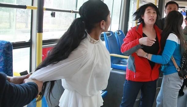 没教养|孩子地铁上没让座，被老人骂没教养，宝妈霸气回怼：请互相理解