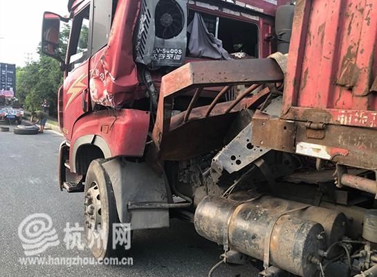  冲破|4只6吨钢卷冲破栏板砸中小车“掉落位置再往前一米 后果不敢想象”