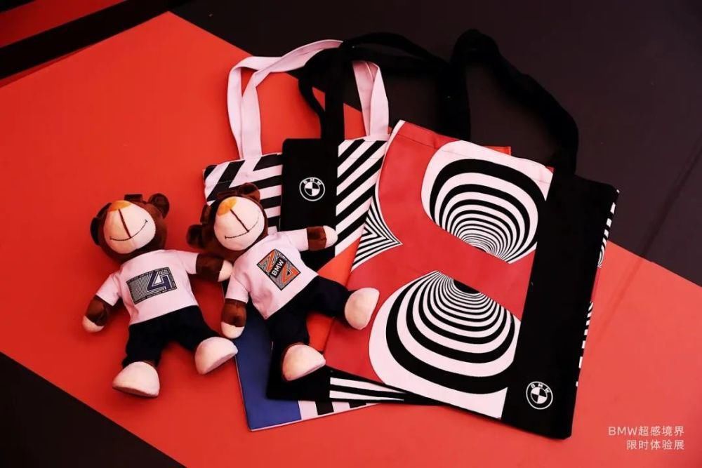 BMW|BMW开启超感境界限时体验展，滚石公布新版百大专辑｜直男Daily