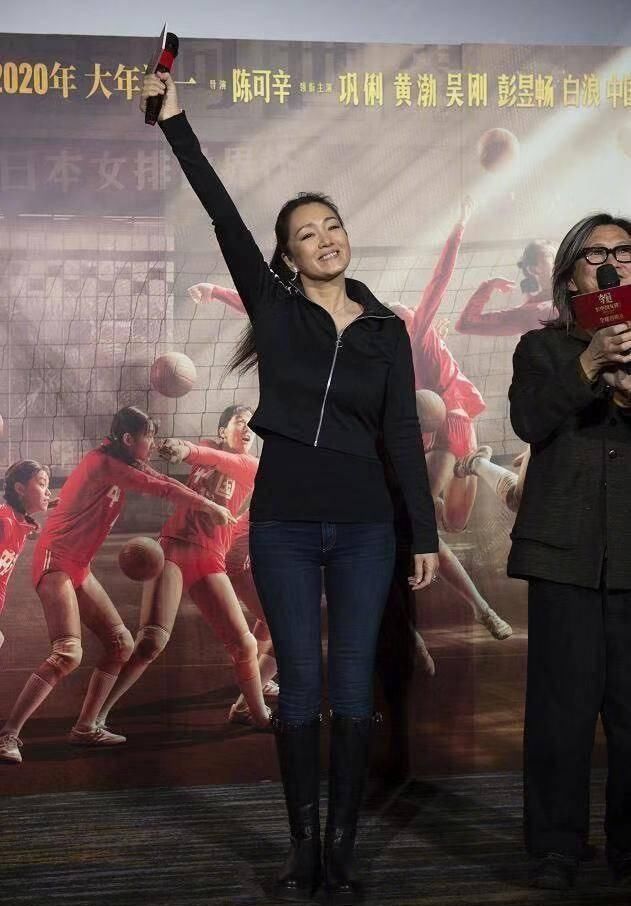 巩俐|巩俐气质也靠包装？不化妆连个普通大妈都不如，54岁老的好真实！