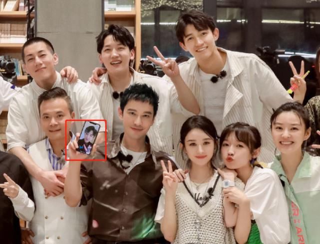  刘宇宁|黄晓明合照玩手机引热议，镜头放大看清手机内容后，瞬间原谅他了