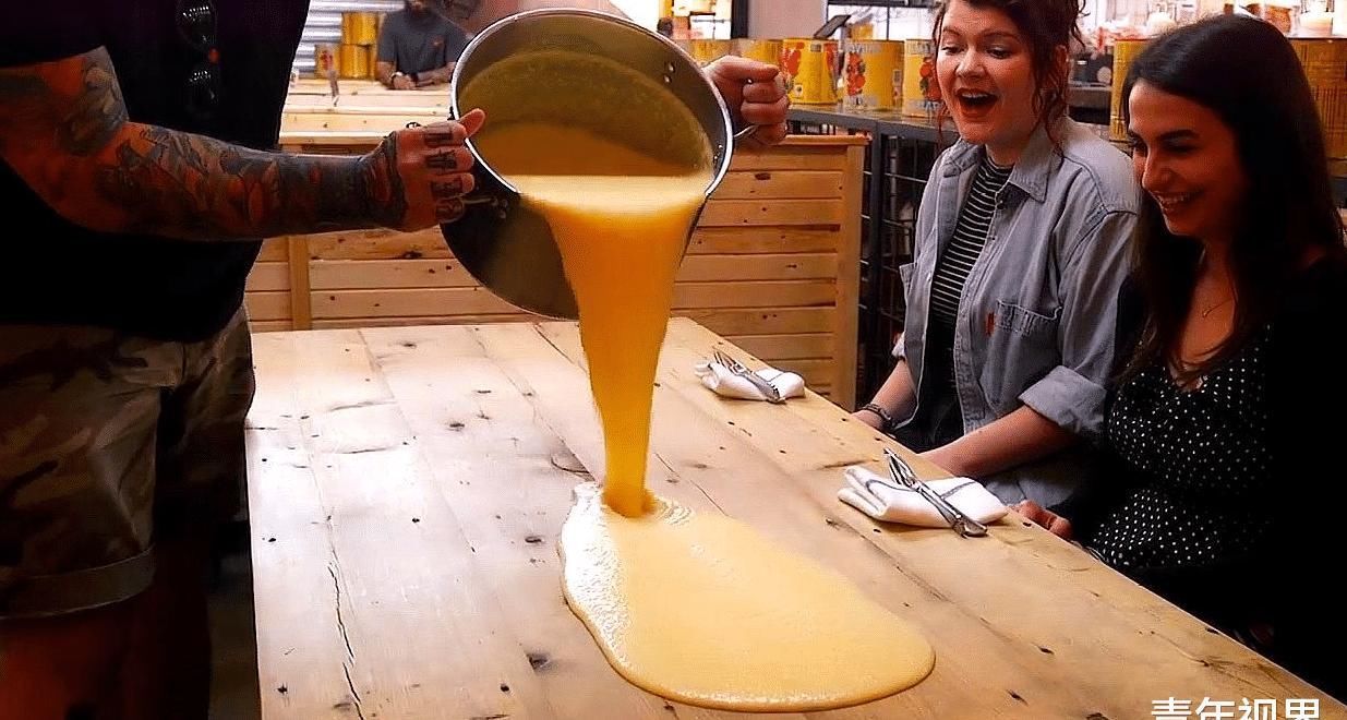 食物|从来不用盘子的餐厅,食物直接倒在桌上,顾客却吃得津津有味