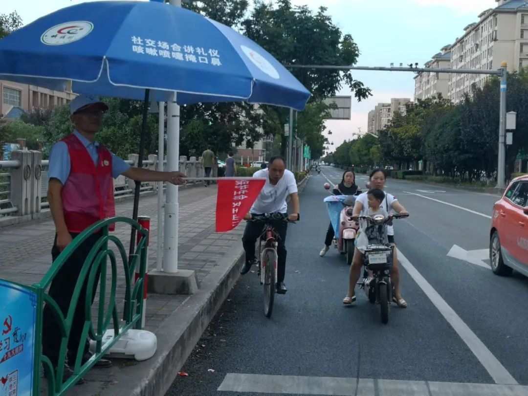 崇明|创城进行时丨崇明交警严查交通违法，提醒市民人人争做文明交通参与者
