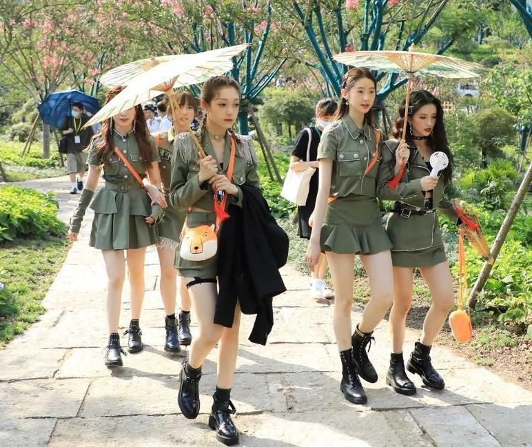  合照|硬糖少女搬新家抱团之势明显，希林气鼓鼓夹中间，刘些宁懒得理