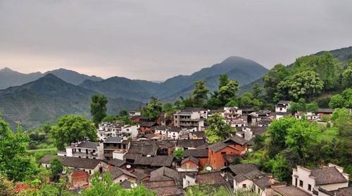  别墅|中国唯一建在山顶的村子，都是别墅和洋房，今成旅游景点