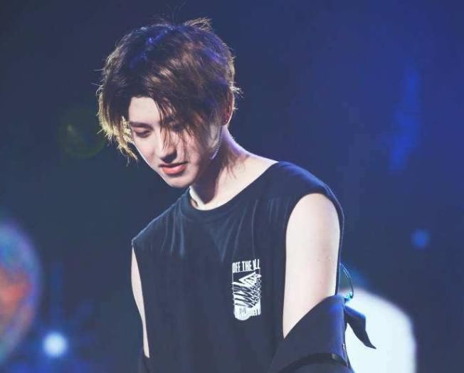  Baby|Baby偷走蔡徐坤鞋垫，谁注意鞋垫厚度了？真实身高一目了然