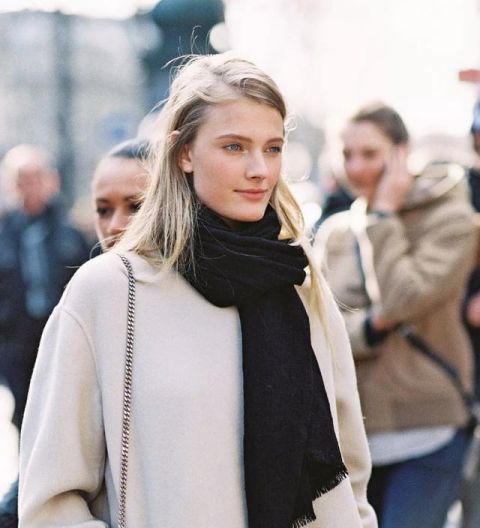  丝巾|舍不得买大牌没关系，牢记这3个穿衣习惯，基本款也能穿出高级感