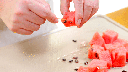  西瓜|它便宜又补水，很甜糖分低！天热不给娃吃就可惜了