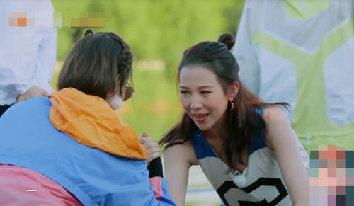  手腕|张歆艺和蔡少芬掰手腕，谁注意她另一只手咋放的？输是必然的