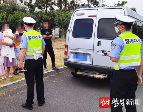  娃娃|面包车改装成“儿童乐园”，6个娃娃在乐园玩耍，其中还有个婴儿