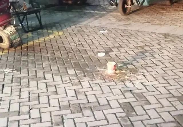  小区|男子小区楼下被一碗滚烫螺蛳粉砸，三楼8岁男孩：它太臭了