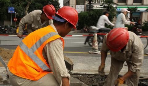 农民工|弄脏了你也赔不起！农民工坐地铁被嫌弃，男孩一句话令人感动