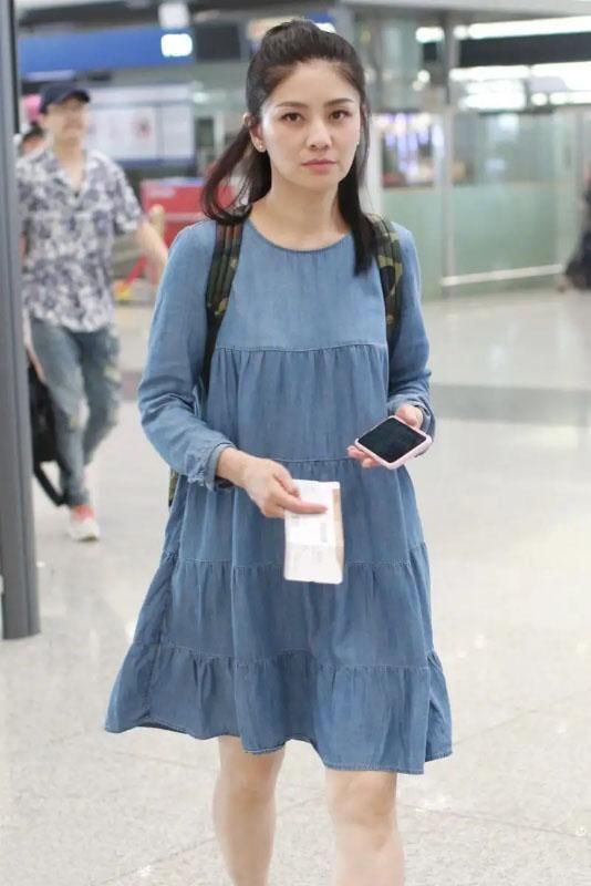 青春甜美|胡可早该这样打扮了，穿娃娃裙嫩成少女，小2岁的沙溢该有压力了