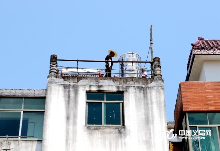  助力|义乌稠江街道拆除千余只屋顶储水桶 助力美丽城镇建设
