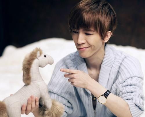 高度|郭敬明被群嘲,镜头不小心拍到坐垫高度,观众:没看错吧