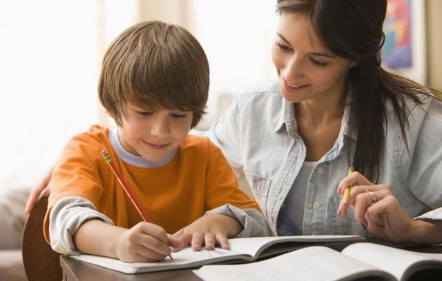  公交车|颜值超高的小男孩坐公交车引来关注，网友：我想我愿意等他长大