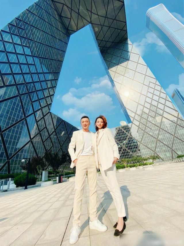 全员|央视金牌主持们在“大裤衩”下合影，董卿稳居C位，全员长腿！