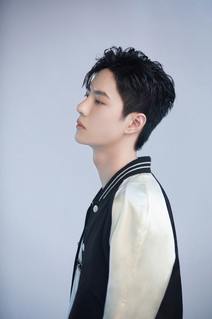  大片|200921 随意Pose即可成高质量大片 查收王一博侧拍花絮图开启美好一周