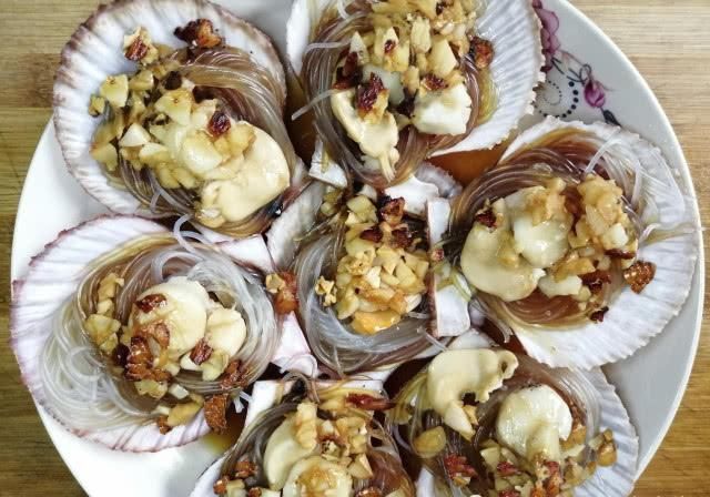 餐馆|蒜末粉丝蒸扇贝的生活中做法,多了这2步比餐馆做的更香,一盆不足