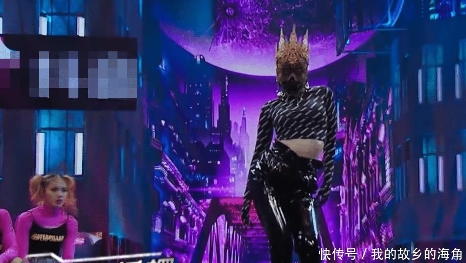 孟美岐|孟美岐戴面具跳扭腰舞,当镜头特写她的腰部,这柔韧性我没看错吧