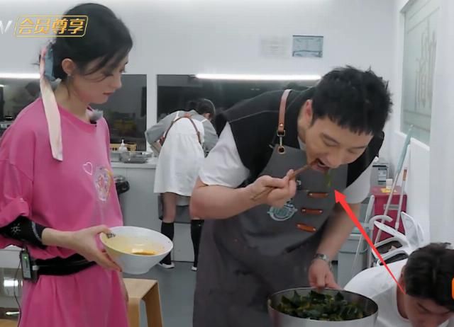  店长|黄晓明不讲卫生？接着盆子试吃，吃完再用筷子搅拌