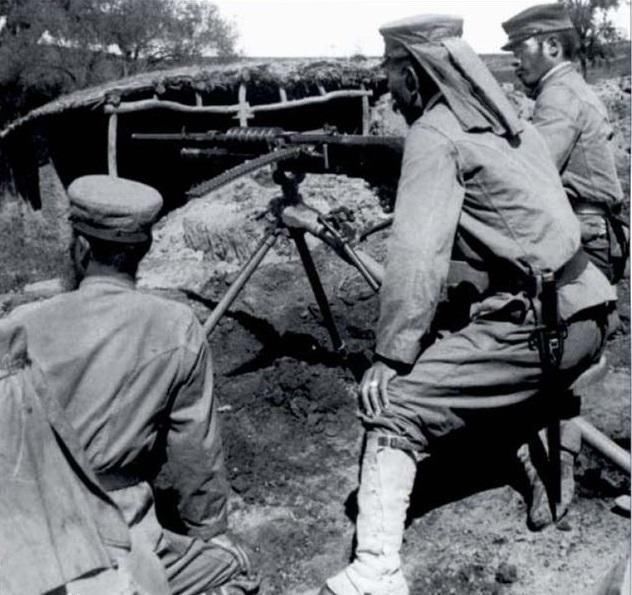 帽子|二战日军帽子上为何会有两片“屁帘”？这两块布到底是干什么用的？