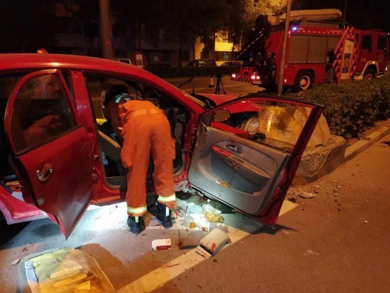  城东区|西宁市城东区发生交通事故致2人死亡 肇事车辆内啤酒烧烤散落一地