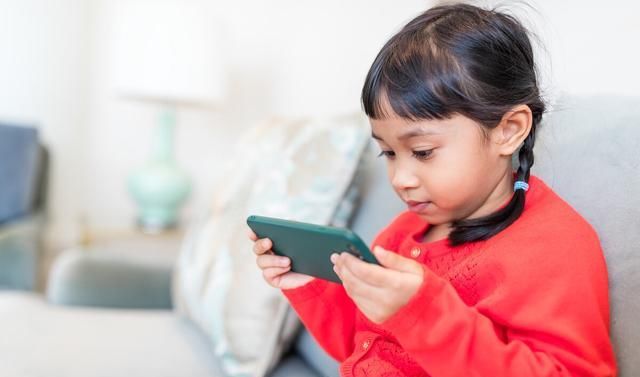  手机|孩子爱玩手机，真正的根源并非手机，而是孩子内心“爱”的匮乏