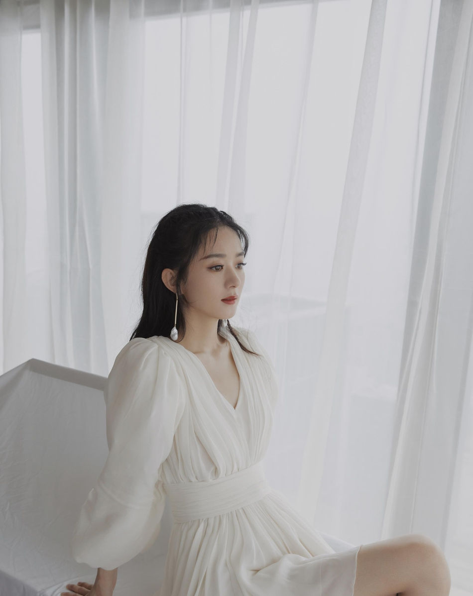  价格|赵丽颖泡泡袖白纱裙，价格超接地气，地摊货也能穿得比模特还惊艳