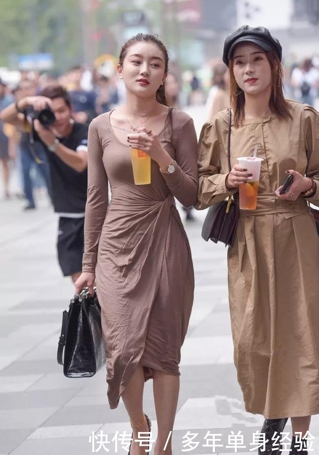 饮料|风衣女子喝饮料