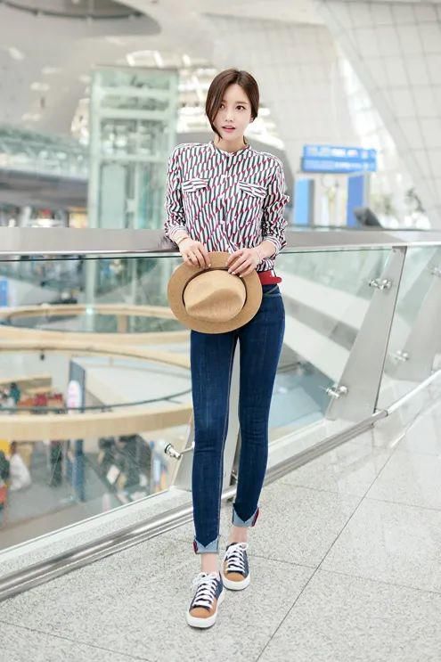 孙允珠|美人图鉴孙允珠:樱桃红杂色几何图案百变衬衫