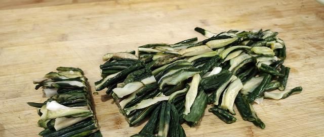  吃不完|巧用三伏天把吃不完的黄瓜晒成干，留着冬天炒肉吃，又香又脆