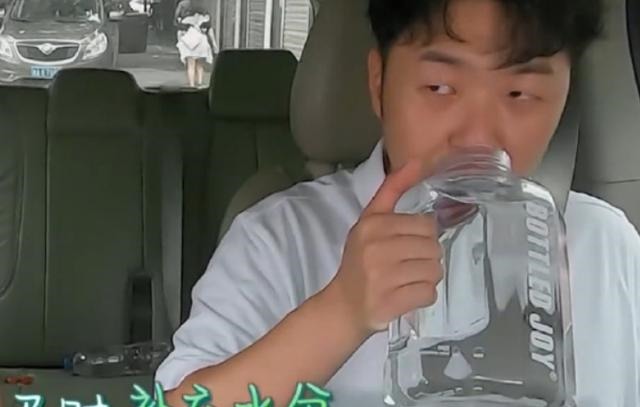 带火|《中餐厅》王俊凯回归接受最重任务,带火的大水壶是被杜海涛种草