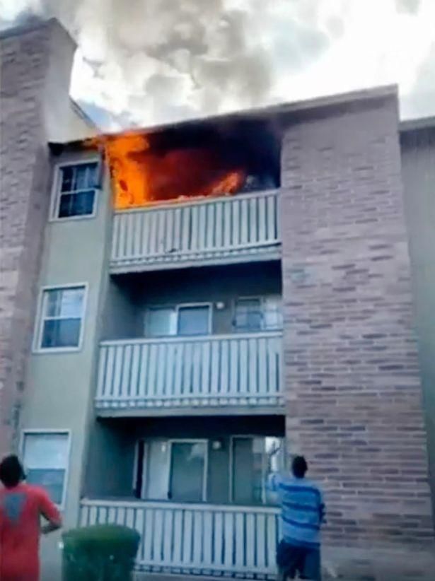  楼上|缘！美国妈妈大火中不得已从楼上扔下儿女，恰逢一位路人接住救下