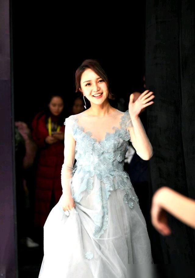  水准|《中餐厅1》里的洗碗妹靳梦佳，她主持的新节目真是太有水准了