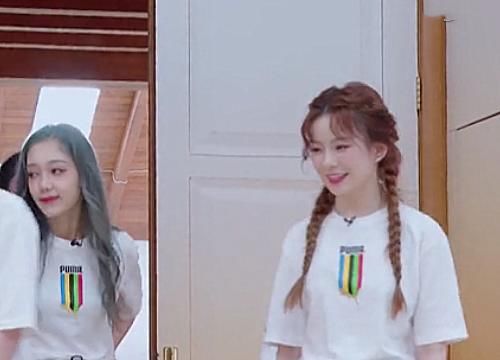  希林|彩排《火羽Phoenix》时，陈卓璇独占话筒，谁注意到希林的反应