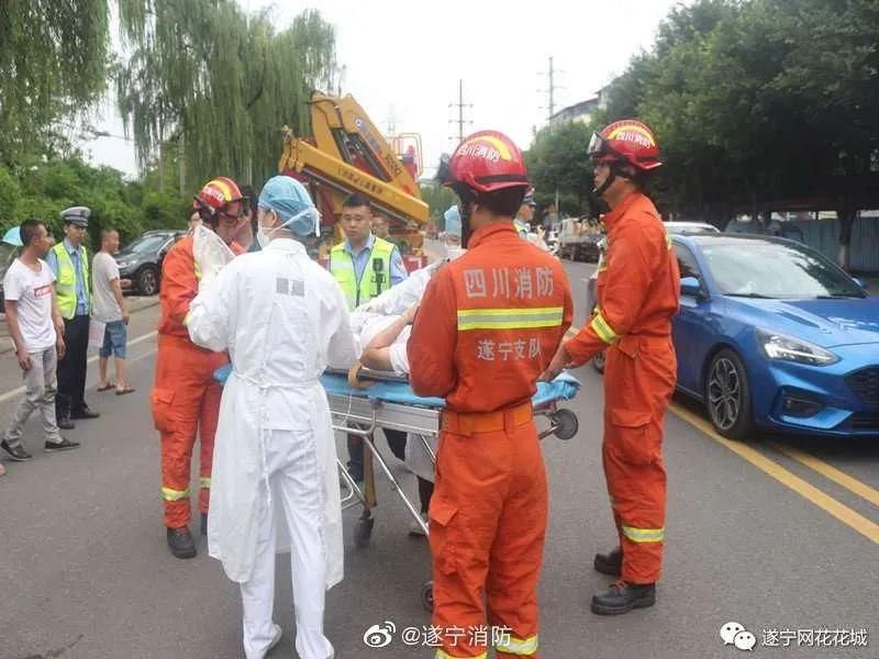 刺穿|看到都痛！男子骑电动车撞到半挂车，右手被刹车把手刺穿